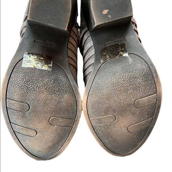 Fergalicious 💋 heeled booties, taupe. Size 8.5 - Picture 5 of 6